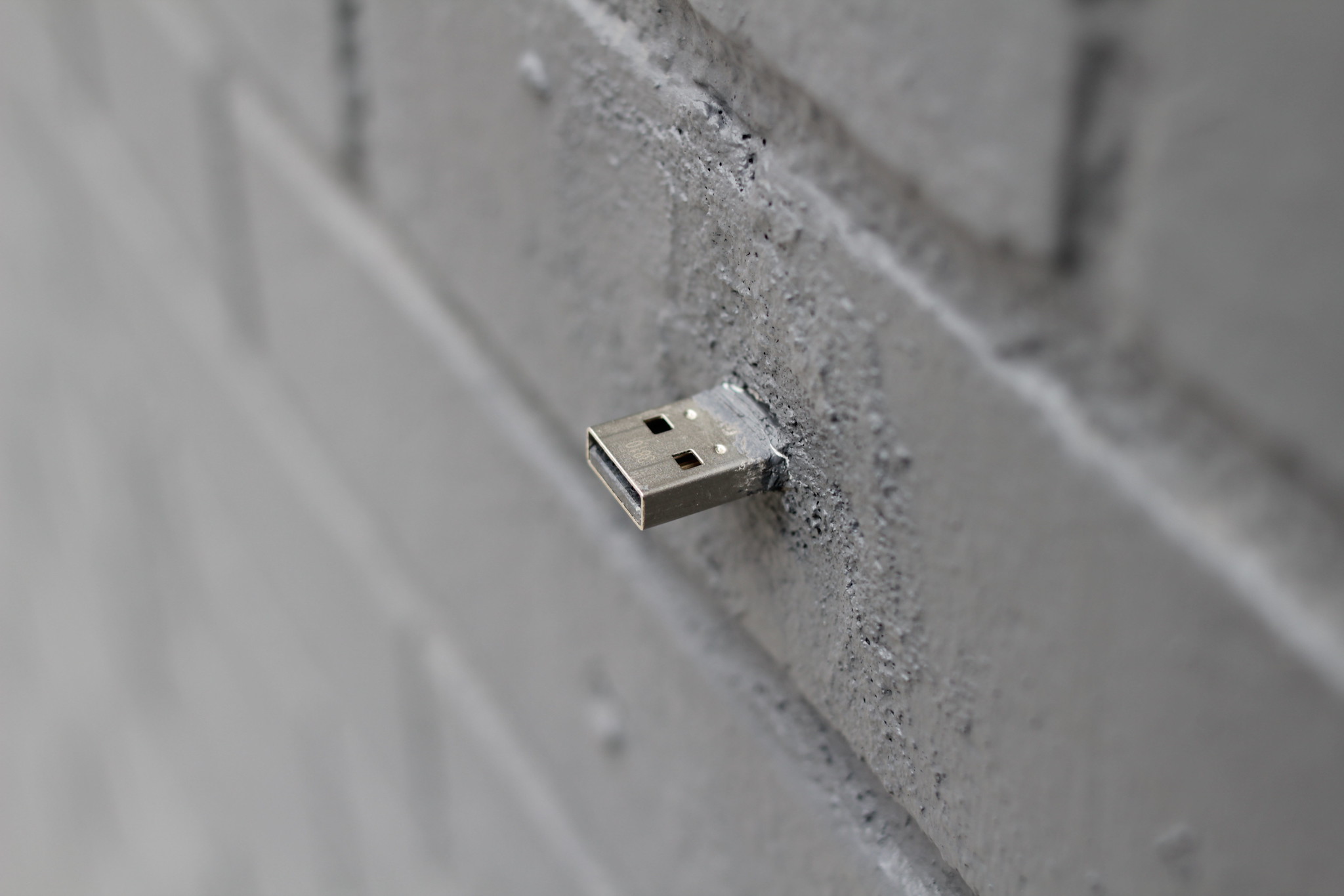 Descubre el mundo secreto de Dead Drop: La red de USB ocultos en muros